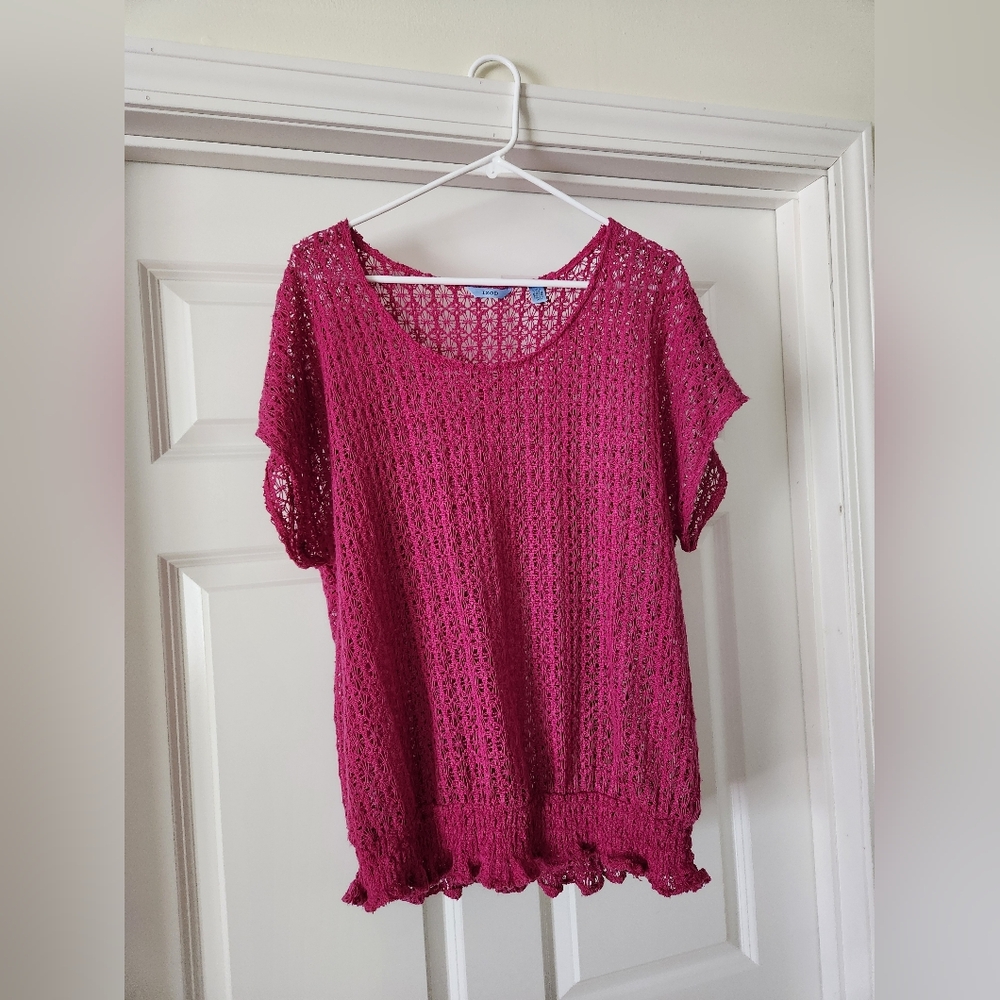 Ladies Fuschia Color IZOD Top, Capped Short Sleeves With Ribbed Bottom, Like New